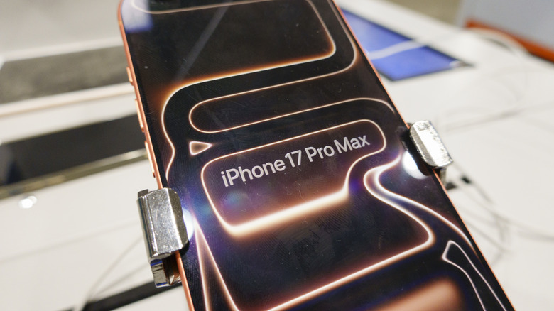 iPhone 17 Pro Max sur présentoir