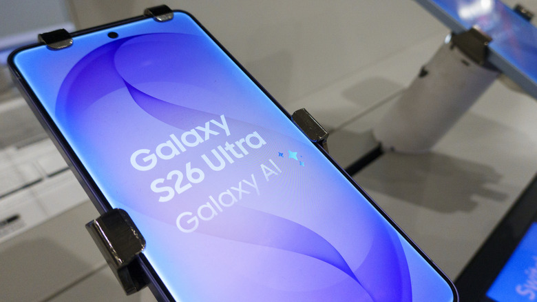 Samsung Galaxy S26 Ultra exposé dans un magasin de téléphonie