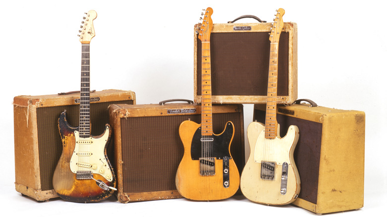 Assortiment de guitares et d'amplificateurs Fender posés pour être exposés