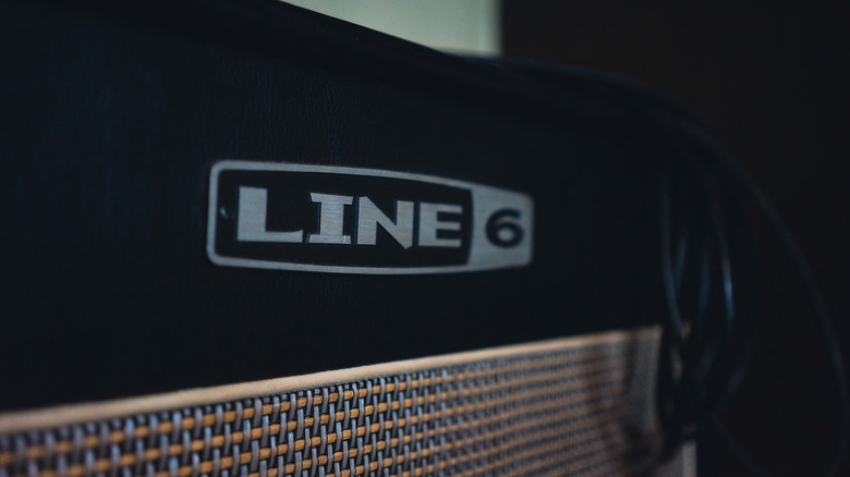 Les câbles d'instrument reposent sur un amplificateur Line 6