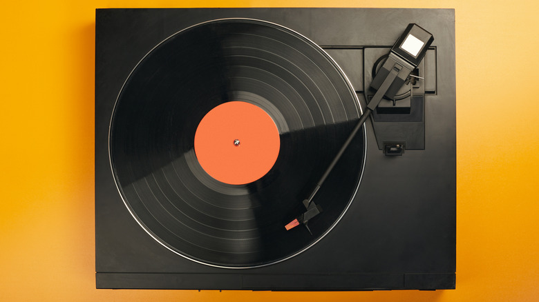 Un tourne-disque sur fond jaune