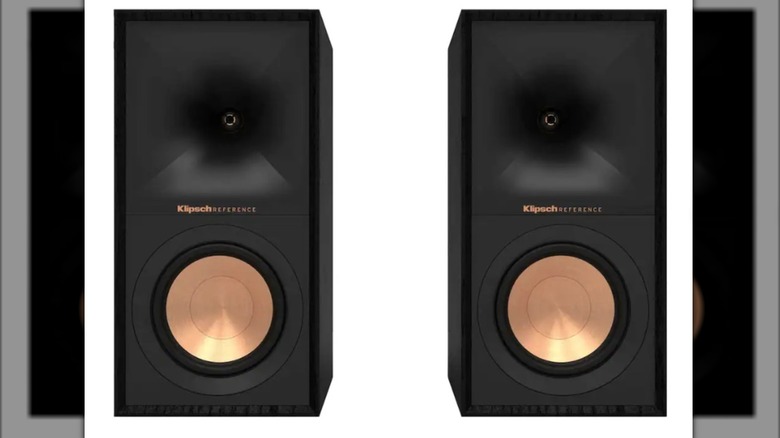 Enceintes d'étagère Klipsch RP-50M sur fond blanc