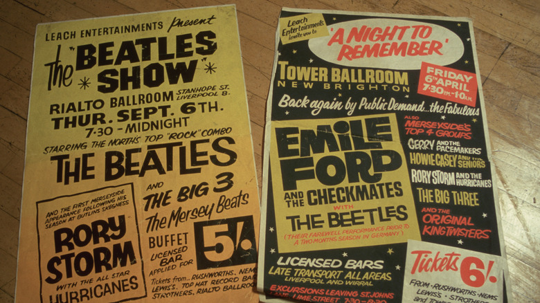 Une photo de deux affiches de concert vintage.