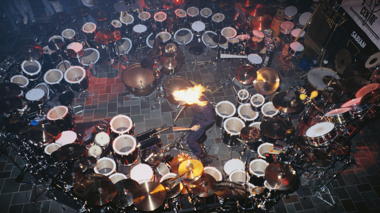 Chad Smith à tête de flamme joue un kit massif