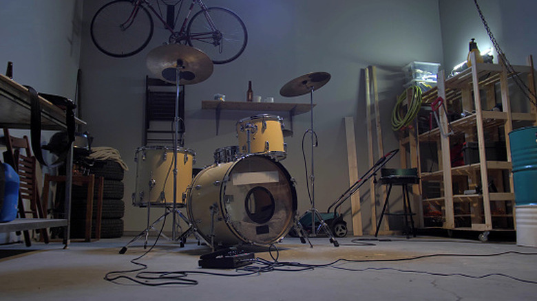 Kit de batterie dans un grand garage